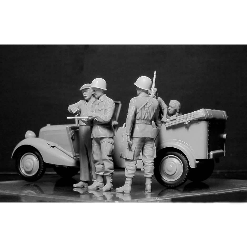 Hitching a Ride - US Paratroopers and Civilians 1945 (Figures)